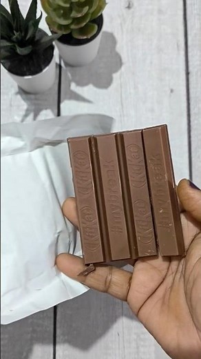 🍫 The PERFECT Chocolate Portion?! | KitKat Snack Size Unboxing & Taste Test