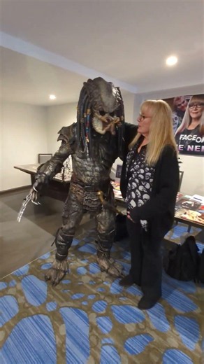 Ve Neill meets the Predator at Chiller Theater Expo