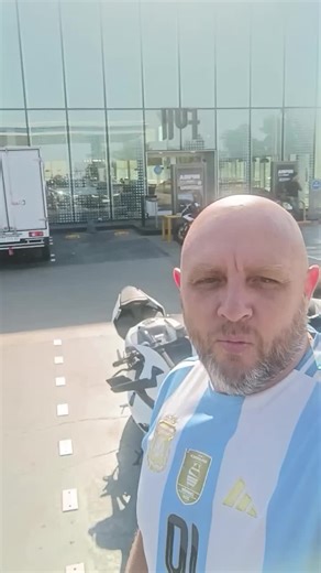 Esperando a Charly para la prueba de motos