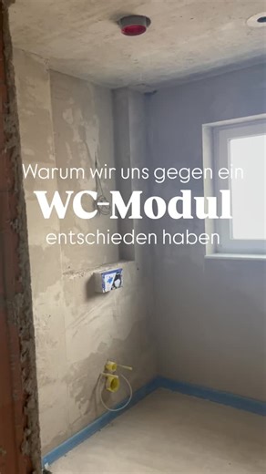 Steffi & Max | Hausbau Tipps & Ideen on Instagram: "Warum wir uns nach langem Abwägen gegen ein WC-Modul für Klopapier & Bürste entschieden haben: 1. Im UG und im EG-Bad hätte das Modul in die Außenwand gemusst. Wir wollten aber keine Schwachstelle schaffen. 2. In der Vormauerung wäre es zwar möglich gewesen, aber wir fanden es unbequem, uns jedes Mal um 180° drehen zu müssen, um ans Klopapier zu kommen. Diesen Punkt hatten wir auch schon in Erfahrungsreels gesehen. 3. Wenn schon denn schon, hät