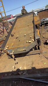 The vibrating screen uses vibrator excitation to produce reciprocating vibration, which separates the material according to particle size. #Vibratingscreeningmachine #vibratingsandscreeningmachine #vibratingsievingstonemachine #linearvibratingscreen #multilayervibratingscreen #vibratingscreen #Debrisseparator #Garbagesortingmachine #coalscreeningmachine #Feedscreen #stonescreeningmachine #stonemolecularsieve #stonesieve #Sandandgravelscreening #miningmachinery #miningmachines #Indonesia #Malaysi