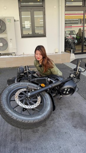 バイク女子の立ちゴケ！素敵なバイク女性の魅力をご覧ください！