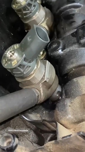 Jane Chen on Instagram: "How to remove injector #diesel #dieselinjector #commonrail #dieseltruck #fuelinjector"
