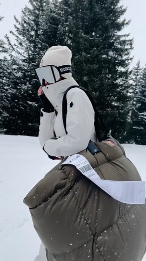 Izabel Goulart on Instagram: "Landed📍Courchevel 1850 @moncler on my way 🏂"