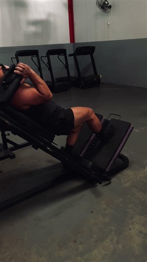 Afundo no Hack. Treino de quadríceps #perna #quadriceps #workout