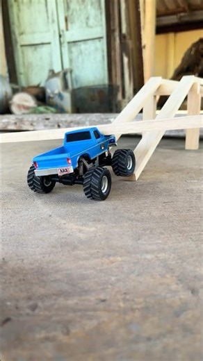 เล่น โชว์ สะสม 😗 ขนไม้ข้ามสะพาน !! JIABAILE Monster Truck Mini RC 1:36 4WD