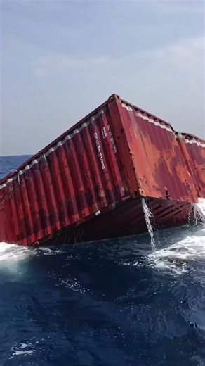 Samundar may Samsung Mobiles Ka Container 😱📱 #ahmedblog01 #shorts #viralshorts #samsungmobile #ocean