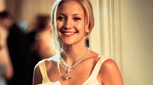 Voici la réplique parfaite (et ultra-désirable) de la robe jaune iconique de Kate Hudson dans "Comment se faire larguer en dix leçons ?" - Grazia