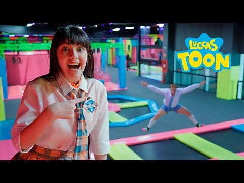 LUCCAS E GI VISITAM PARQUE CAMA ELÁSTICA E TRAMPOLIM | Vídeos educativos infantis