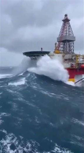 Oil Rig Meets a 100ft Wave 😨 #northsea #ocean #ship #storm #bigwaves #waves #capture