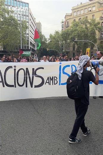 🎥 Pro-palestine protest underway in Barcelona Thousands march from Urquinaona Square to Drassanes Square on second consecutive day of rallies 🔗 https://www.catalannews.com/society-science/item/pro-palestine-demonstration-barcelona-flotilla-gaza-3-october-2025 | Catalan News