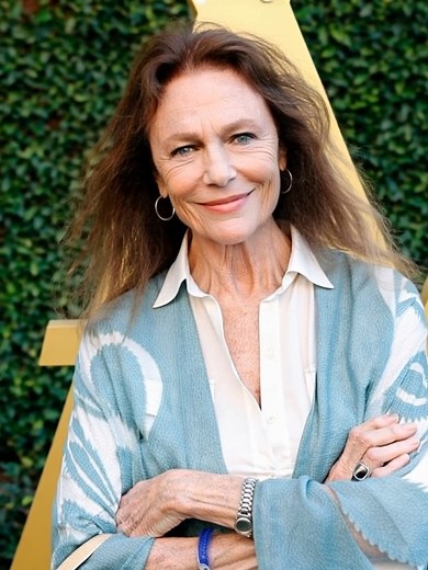 4K views · 26 reactions | Hollywood Icon at 8️⃣0️⃣: Once crowned the “most beautiful woman” of the ’6️⃣0️⃣s, this legendary actress continues to captivate audiences today. ✨ Fans are amazed by how gracefully she has aged, radiating elegance and charm decades after her iconic roles.  Curious to see the timeless star behind the transformation?  Check the top comment for rare photos and her name! ⬇️⬇️⬇️ | Interesting Stories | Facebook