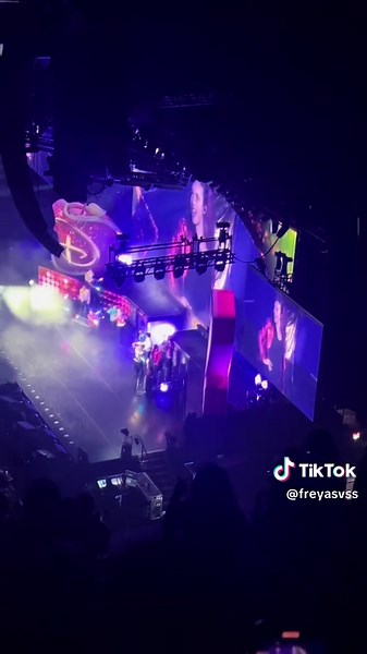 idk why its so glitchy ima fight tt, sorry for moving the camera a lot i was dancing 😏😏BYE JUST IGNORE ME SINGING 💔💔 requested by @user1836289492 #fyp #freyaskye #dzworldscollidetour #descendants #sunrisefl set it off - dz cast both @Freya Skye @Malachi Barton @Mk🇪🇹 @dararenee @Joshua Colley @Kylie Cantrall @Malia:)