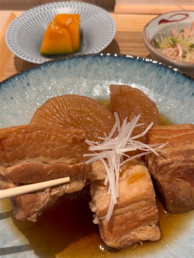 錦ちゃんの大阪グルメ探検隊 | . . 店 名: #む田 最寄駅: #本町 種 類: #定食 久しぶりに訪問のお店。 17:45に到着して待ち人なし。 🍳注文は？ ☑︎ 豚の角煮定食(1500円) ・小鉢2品 ・みそ汁 ・お漬物 ・土鍋ごはん(おかわり自由) 💭感想は？ ボリューム満点♪... | Instagram