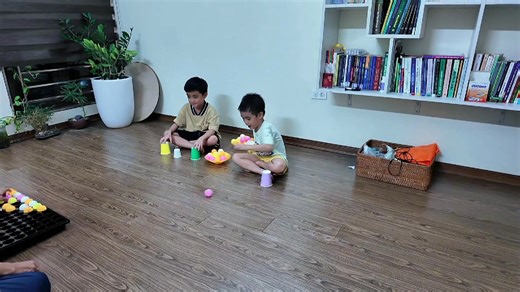 Ăn tối xong là bố con cứ chơi vài trò. Hôm nay chơi trò này, các bạn xem hay không nhé 👏 | Hieu Nguyen