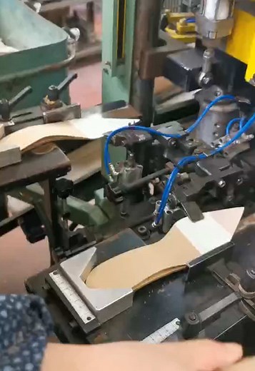 Automatic shoe sole mold machine#Автоматическая машина для изготовления подошв для обуви#Mesin cetakan sol sepatu otomatis#shoemaking #shoemachine