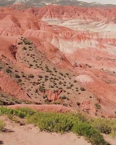 En Jujuy, pobladores de pequeñas comunidades rurales se benefician de la actividad turística alojando, guiando o compartiendo su cultura y quehaceres con los visitantes. Florinda Mamani vive en el pueblo de Cusi Cusi con su esposo y 2 hijos. Es cocinera en la escuela primaria Nro. 127 y también ofrece guiados por el increíble Valle de la Luna, una amplia hoyada labrada por la erosión y el tiempo sobre distintos tipos de arcillas y rodeada de altos riscos y farallones de espectacular colorido. En