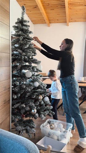Silvia Angelova | Motherhood&Travel on Instagram: "Празничното настроение вече е завладяло дома ни и коледната магия е навсякъде около нас 🥰 Тази година решихме да поставим акцент върху декорацията и с децата превърнахме хола в истинска приказка. Най-голямата ни гордост е елхата - висока е 210см, с вградени лампички, които карат цялото помещение да блести… 🎄✨ Ако и вие сте в търсене украса или малки детайли, които да внесат уют в дома ви, препоръчвам да разгледате @favibg_krasivdom - това е тъ
