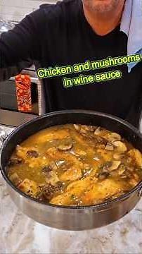 This chicken and mushroom dish in a white wine sauce is as easy as it gets. 🍗🍄🥂