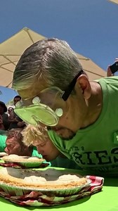 ¿Te comerías un pie de limón completo en menos de un minuto? 🤤 En Miami y en el contexto de celebración del 4 de julio en Estados Unidos, se llevó a cabo un concurso de comer pasteles de esta fruta cítrica sin las manos🍰. | Meganoticias