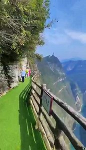 Courage challenge, anyone? ⛰Do you dare challenge a horrific slog up this treacherous mountain climb for the stunning view? Location: Yunyang, Chongqing #重慶 #Chongqing #challenge #mountain | iChongqing