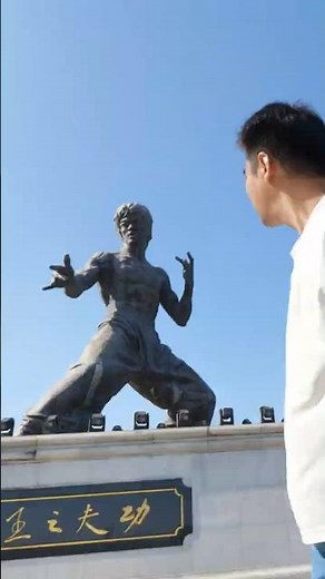The world's tallest Bruce Lee statue; Bruce Lee, the King of Kung Fu, nunchucks, one-inch punch.李小龙