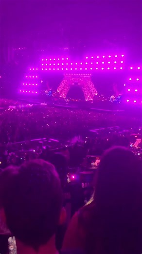 G-Dragon performing Baby Girl at Gala Des Pieces Jaunes #paris #france #gdragon #kpop #bigbang