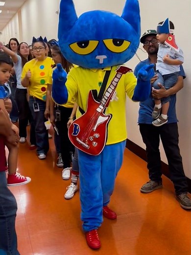 🐱🎸 Pete & his helpers getting groovy to “I Love My White Shoes!” 👟💙 #petethecat #cmschoolsupply