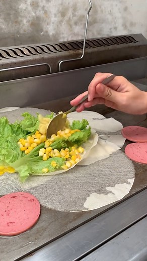 Super crispy beef spring rolls 😱😱😱 #yum #foodie #foodlover #yummyfoodreels #yummyfood #yummyyummy #reelsfypシ #viralreelschallenge | Cooking with me