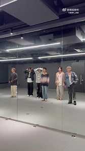 [VID] 240228 #WINWIN #XIAOJUN @WEIBO UPDATE Thầy Ten dạy Nightwalker challenge cho các học sinh mà học sinh xem như bài thể dục giản cân 🥲 | WindWin - Winwin Đổng Tư Thành 董思成 1st Vietnam Fanpage