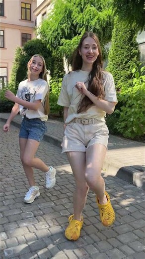 "break your legs" Tik Tok trend / dance trend for two