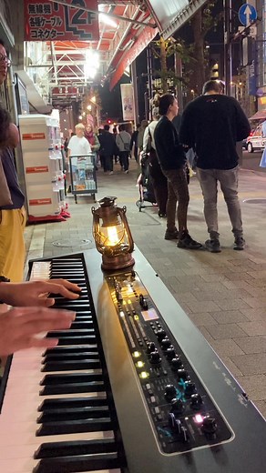 1990年代の名曲を夜の路上ライブで演奏したら、外国人ご夫婦の反応が素晴らしかった..。 #夜空ノムコウ #smap #1990年代 #路上ライブ #ピアノ