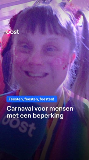 🥳🎉 Geen flitsende lichtshow, wél volle bak feest. Tijdens Onbeperkt Carnaval in Deurningen kunnen mensen met een beperking onbezorgd hossen, zingen en helemaal uit hun dak gaan. #carnaval #feest #beperking #deurningen #rtvoost