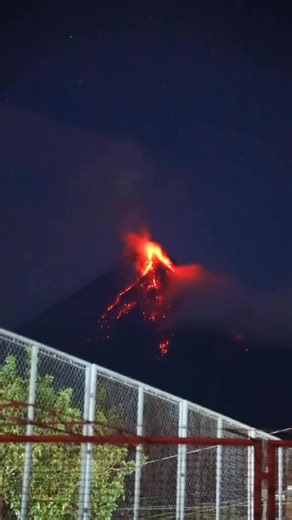 𝐏𝐀𝐍𝐎𝐎𝐑𝐈𝐍: Namataan ang pag-agos ng “uson” o pyroclastic density current mula sa bunganga ng Bulkang Mayon, kuha sa isang time-lapse video ni Deo Fernan Agapito bandang 11:36 ng gabi, Enero 8, 2026, sa bahagi ng Daraga, Albay. Sa kasalukuyan, nananatili pa rin sa Alert Level 3 ang bulkan. 🎥 Deo Fernan Agapito #AroundBicol #AroundBicolNews #Albay #AlbayMunaAlbayNaman #MayonVolcano | Around Bicol