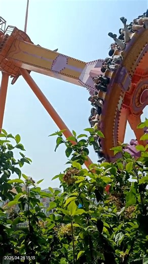 #Thrilling moment!😱 The "Giant Swing" at #Hangzhou Paradise stopped abruptly at its peak on Apr 28, stranding visitors upside down for 1 min! No one was hurt. Staff said it was no malfunction, but a 1-in-10k safety mechanism triggered by perfect weight balance on both sides. | Shanghai Daily 上海日报