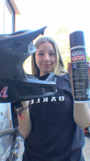 Liqui Moly Chile on Instagram: "¿Tu casco huele mal? 😬 déjalo con un rico olor con nuestro limpiador de cascos 🪖✨ El Limpiador de Cascos de Liqui Moly elimina suciedad, grasa, restos de insectos y huellas sin dañar la mica ni el interior. ✔️ Seguro para visores, plásticos y acolchados ✔️ No deja marcas ni residuos ✔️ Secado rápido ✔️ Ideal para uso diario Pruébalo y deja tu casco como nuevo 🏍️💨 Encuéntralo en liqui-moly.cl con el código 1603 🔍"