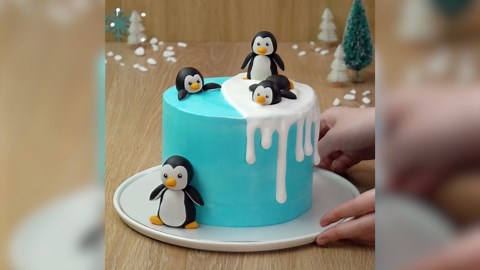 Fondant penguins make this cake pop