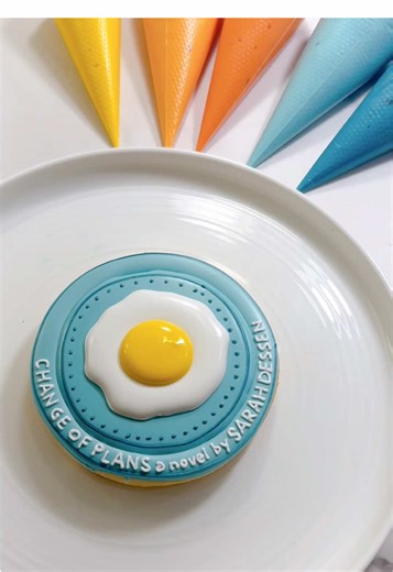 Quiet Monday morning question. What novel are you reading right now? I’ve been craving stories that feel familiar but still manage to surprise me. The kind you sink into slowly, coffee going cold, phone forgotten. Also on my radar: Change of Plans by Sarah Dessen. Coming soon, and already feels like one of those books that understands the moment when life gently nudges you off the path you thought you were on. Sometimes the best stories start exactly there. Hi, I’m Tabitha. I make cookies the sa