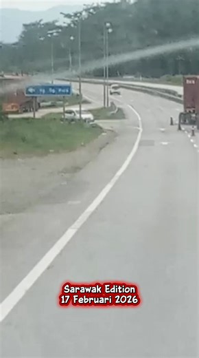 [11.46am] Dari kch-sri aman turun bukit simunjan lori treler exsiden . Kat lorong kanan @Roy | Sarawak Edition