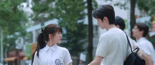 The heartthrob peeks at her essay and even writes a “sorry essay” to make amends, while a male classmate dances in front of everyone to cheer up Cinderella! 男神偷看作文還寫「賠罪作文」，男同學當眾跳舞逗灰姑娘！#赵露思 #Rosy #陈哲远 #偷偷藏不住 #ZhaoLuSi #ChenZheYuan #HiddenLove | 玛丽苏剧场