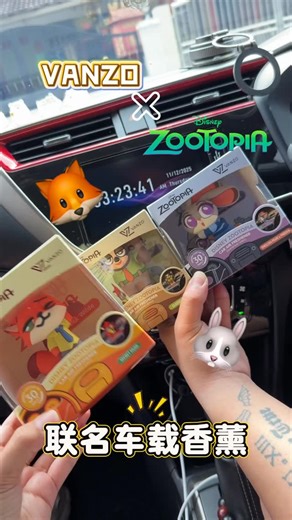 🇲🇾｜真的离谱可爱❗️ Zootopia 香薰必收🦊 VANZO × Zootopia 这系列的可爱程度 完全超出我预期 小小一个 放车里很合理 放房间盲盒区也刚刚好～ —————————————————— 💗三大角色×三款香气💗 🦊尼克 Nick Wilde | Secret Musk秘密麝香 🐰朱迪 Judy Hopps | English Pear & Freesia英国梨与小苍兰 🦥闪电树懒 Flash Slothmore | Classic Blossom 经典花香 我自己最偏心 “英国梨与小苍兰”～ 那个味道真的跟某个大牌香水很像🥰 整体就是可爱、好看、又香 放🚗很稳 摆房间也完全说得过去 📍Login Gadget Kepong 📍Login Gadget Setia Alam 📍Login Gadget Cheras 📍Login Gadget C180 📍Login Gadget Puchong 📍Login Gadget Kota Kemuning 📍Login Gadget Pandan indah #Zootopia香氛 #Va