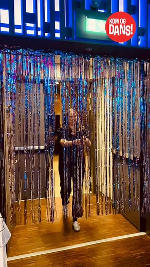 Hjertelig velkommen til Line Dance Weekend 3.-5. Oktober 2025. Vi ser fram til en herlig helg fylt med kurs, dansekvelder, fester, felles måltider, latter og glede! Det blir kurs og dans på alle nivåer – fra nybegynner til avansert! Hele arrangementet foregår på flotte Scandic Flesland Airport. Bybanen har hyppige avganger til sentrum, praktisk både for lokale og tilreisende! #komogdansbergen #komogdans #danseglede #dansibergen #dansdegglad #linedance | Kom og Dans Bergen