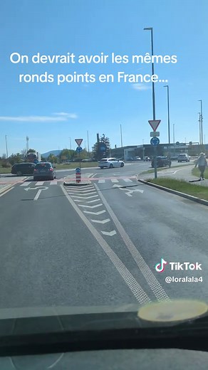 Rond-point idéal : entrée et sortie claires pour droite et gauche
