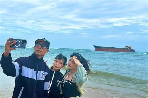 Giới trẻ 'rần rần' đến check-in con tàu mắc cạn ở bờ biển Ninh Thuận