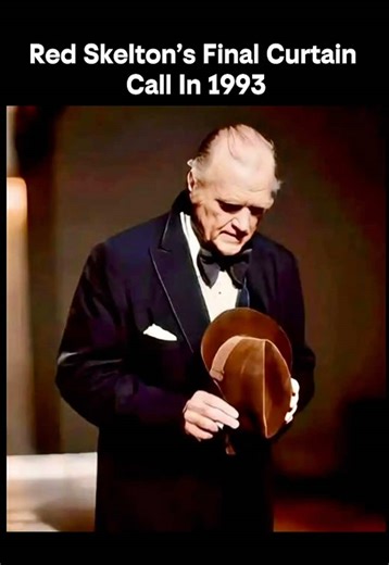 Red Skelton’s Final Curtain Call — September 17, 1993 At the Fox Theatre in Atlanta, on September 17, 1993, Red Skelton stepped onstage for what would become one of the final performances of his legendary career. No flashing lights. No big band. Just a man, a microphone, and a lifetime of stories. His hair had gone white, his walk was slower—but his spirit was untouched. The crowd didn’t erupt like it was any other show. They rose with reverence. This wasn’t just a performance—it was a homecomin