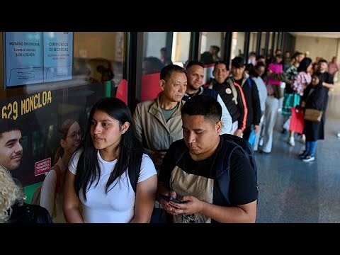 Migrants in Spain: Long queues and system failure