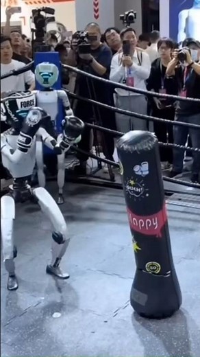 Boxing robot knocks himself out at Beijing 2025!