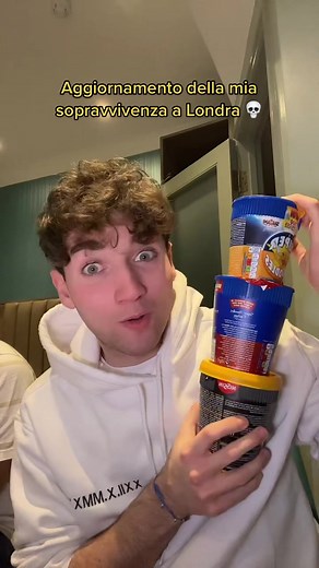 Qui procede tutto alla grande (forse)🥲 Però tanto pessimi non sono dai💀 Sull’altro s0ci4l vi aggiorno sulla mia vacanza🇬🇧 ( 1G:alessandro.romanoo ) #londra #sfida #risate #comico #alessandroromano #trash
