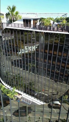 A Billion-Dollar Building Cleaned Without a Single Rope