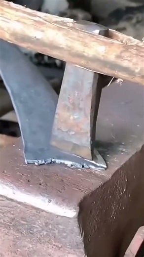 This is how to split an iron plate manually using a simple special tool